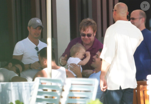 Elton John et David Furnish avec leur fils Zachary à Hawaï, le 5 janvier 2012