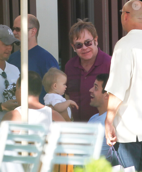 Elton John et David Furnish avec leur fils Zachary à Hawaï, le 5 janvier 2012