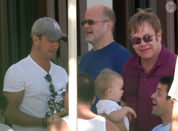 Elton John et David Furnish avec leur fils Zachary à Hawaï, le 5 janvier 2012
