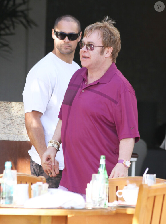Elton John et David Furnish avec leur fils Zachary à Hawaï, le 5 janvier 2012