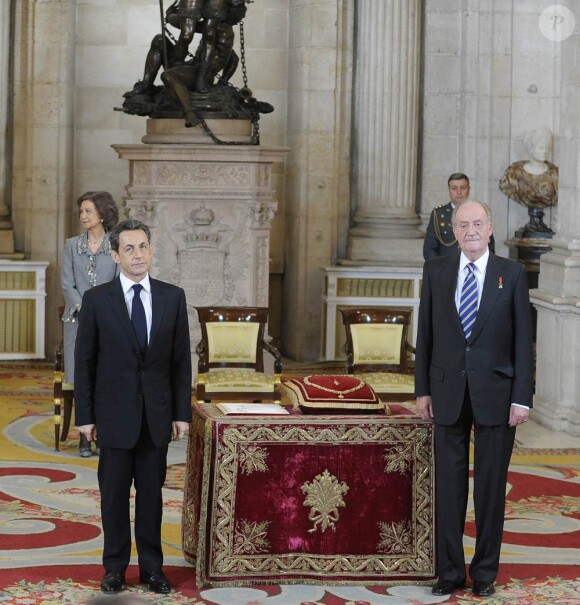Le président Nicolas Sarkozy a été décoré de l'ordre de la Toison d'Or par le roi Juan Carlos Ier d'Espagne, lundi 16 janvier 2011, à Madrid. La reine Sofia, le prince Felipe et la princesse Letizia assistaient à la cérémonie.