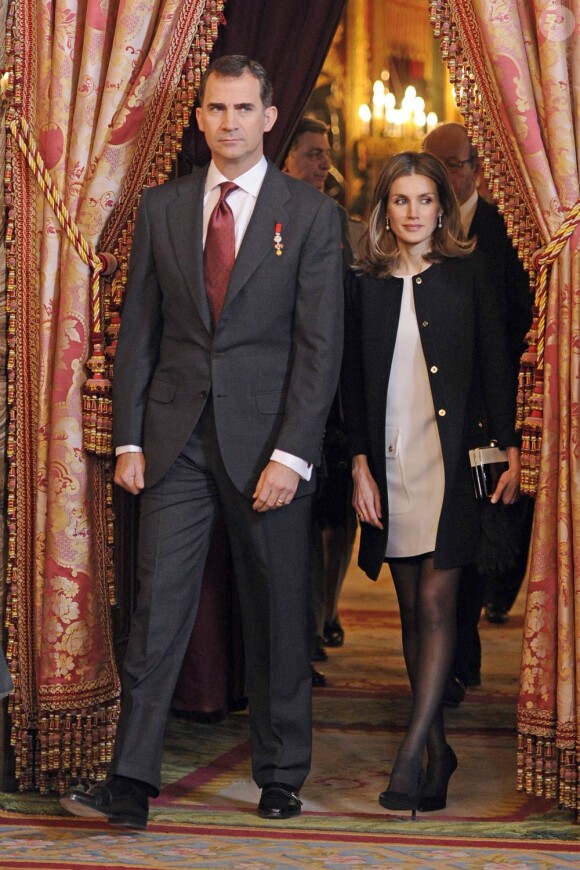 Felipe et Letizia d'Espagne lors de la cérémonie de remise de la Toison d'Or à Nicolas Sarkozy. Le président de la République française Nicolas Sarkozy a été décoré de l'ordre de la Toison d'Or par le roi Juan Carlos Ier d'Espagne, lundi 16 janvier 2011, à Madrid. La reine Sofia, le prince Felipe et la princesse Letizia assistaient à la cérémonie.