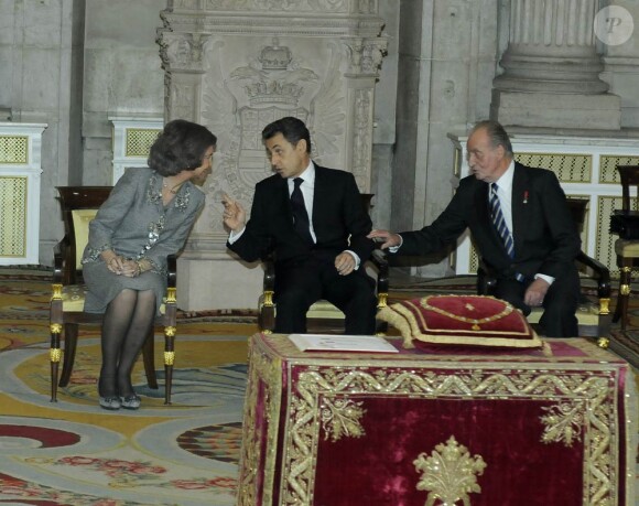 Nicolas Sarkozy en grande conversation avec le couple royal. Le président de la République française Nicolas Sarkozy a été décoré de l'ordre de la Toison d'Or par le roi Juan Carlos Ier d'Espagne, lundi 16 janvier 2011, à Madrid. La reine Sofia, le prince Felipe et la princesse Letizia assistaient à la cérémonie.