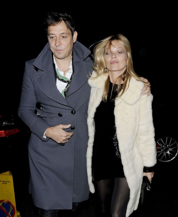 Jamie Hince et Kate Moss amoureux lors de sa soirée d'anniversaire à Londres le 16 janvier 2012