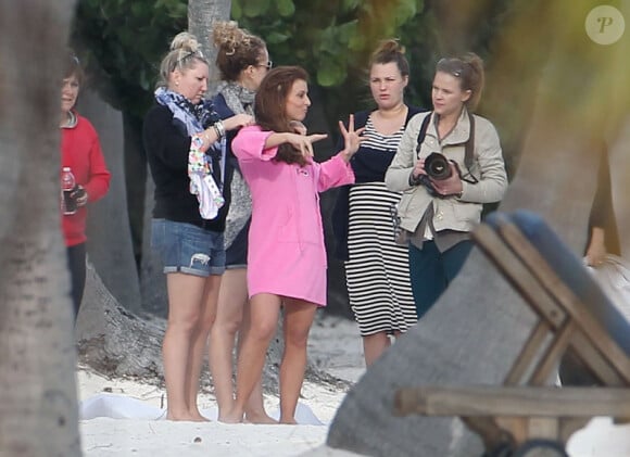 Coleen Rooney donne ses conseils le 16 janvier 2012 sur une plage de Miami lors d'un shooting pour la marque Littlewoods