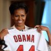 Michelle Obama reçoit un maillot à son nom le 17 janvier 2012 lors d'une cérémonie rendant hommage aux Cardinals de Saint-Louis à la Maison Blanche à Washington