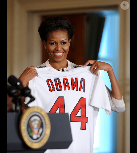Michelle Obama reçoit un maillot à son nom le 17 janvier 2012 lors d'une cérémonie rendant hommage aux Cardinals de Saint-Louis à la Maison Blanche à Washington