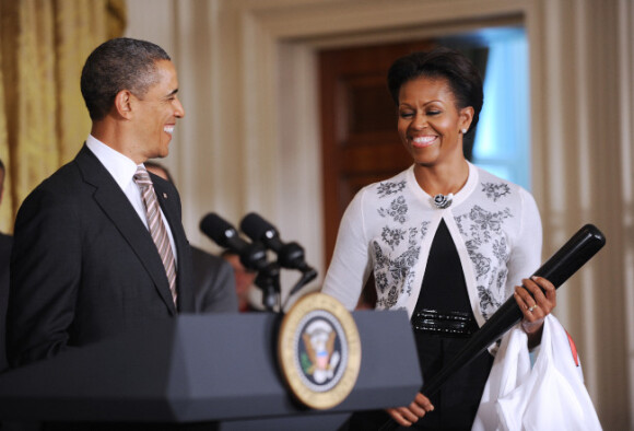 Barack Obama, inquiet de voir sa femme Michelle avec une batte de baseball le 17 janvier 2012 lors d'une cérémonie rendant hommage aux Cardinals de Saint-Louis à la Maison Blanche à Washington