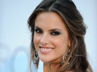 Alessandra Ambrosio : Photo souvenir sur la plage avec son ventre bien rond