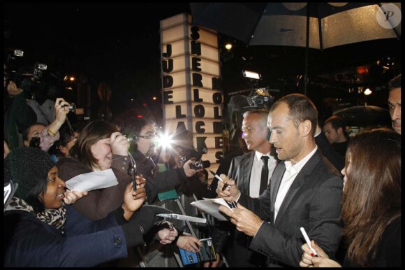 Jude Law signe quelques autographes à l'avant-première de Sherlock Holmes : Jeux d'ombres à Paris, le 19 janvier 2011.