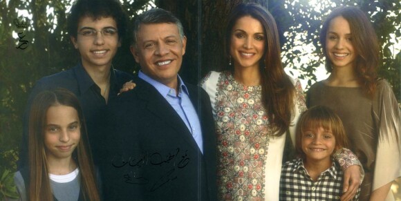 Le roi Abdullah et la reine Rania de Jordanie ont posé avec leur quatre enfants pour la carte de voeux du Nouvel An 2012.