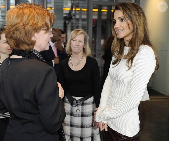 La reine Rania lors d'un déjeuner de la Fondation des Nations unies au Newseum de Washington, le 17 janvier 2012.
Le roi Abdullah et la reine Rania de Jordanie ont posé avec leur quatre enfants pour la carte de voeux du Nouvel An 2012.