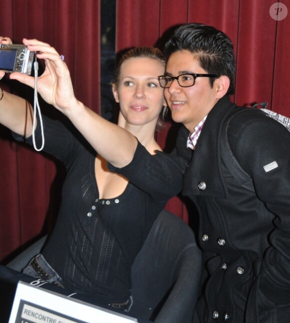 Lorie fait une photo avec un fan lorsqu'elle signe quelques autographes pour son nouvel album Regarde moi, à la FNAC de Perpignan le 20 janvier 2012 