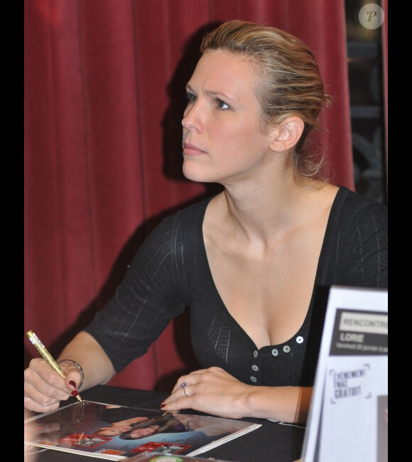 Lorie signe quelques autographes pour son nouvel album Regarde moi, à la FNAC de Perpignan le 20 janvier 2012 