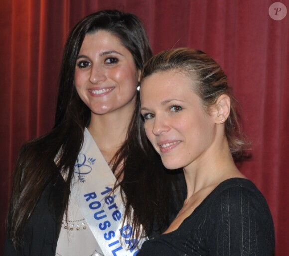 Lorie prend la pose auprès de la première Dauphine de Miss Roussillon alors qu'elle signe quelques autographes pour son nouvel album Regarde moi, à la FNAC de Perpignan le 20 janvier 2012 