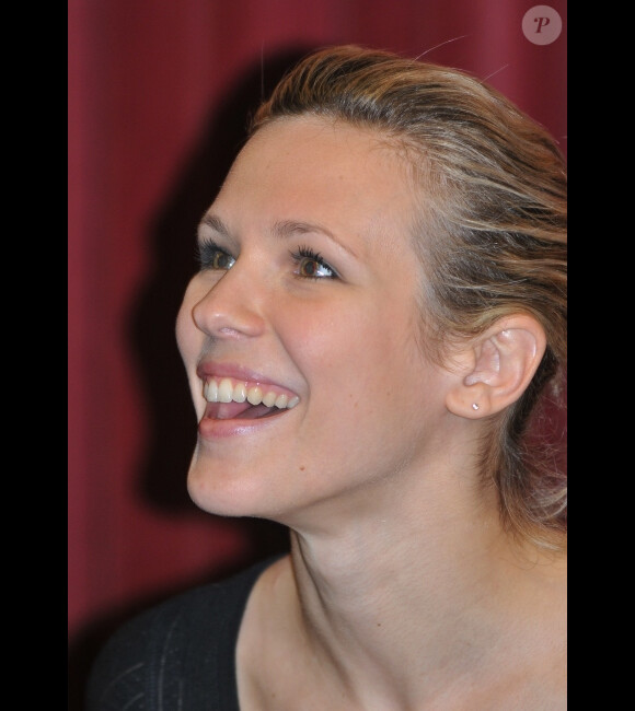 Lorie, très souriante, lorsqu'elle signe quelques autographes pour son nouvel album Regarde moi, à la FNAC de Perpignan le 20 janvier 2012 