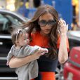 Victoria Beckham, super maman capable de porter sa fille Harper dans une robe ultra moulante et des plateformes Louboutin de 16 centimètres. 