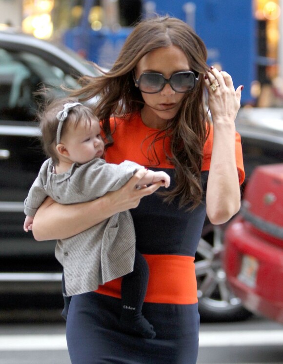 Victoria Beckham, super maman capable de porter sa fille Harper dans une robe ultra moulante et des plateformes Louboutin de 16 centimètres.