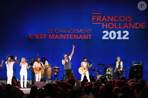 Yannick Noah chante lors du rassemblement de François Hollande au Bourget, le 22 janvier 2012.