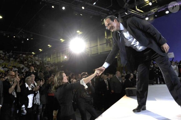 François Hollande salue sa compagne Valérie Trierweiler après son grand discours lors de son rassemblement au Bourget, le 22 janvier 2012.