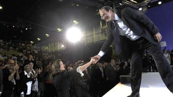 François Hollande surprend, sous le regard ému et fier de Valérie Trierweiler