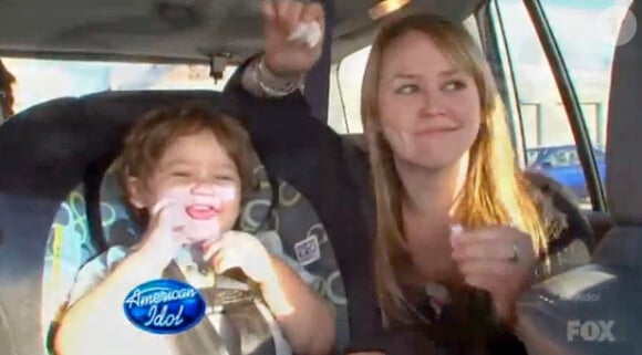 Jane Carrey et son fils Jaskson Riley, bientôt deux ans, dans des images d'American Idol. Casting diffusé le 22 janvier 2012 sur la Fox.