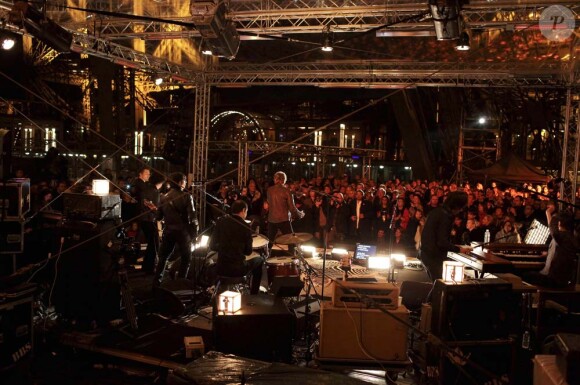 Johnny Hallyday devant une foule de chanceux lors de son concert à la tour Eiffel, le 3 décembre 2011.