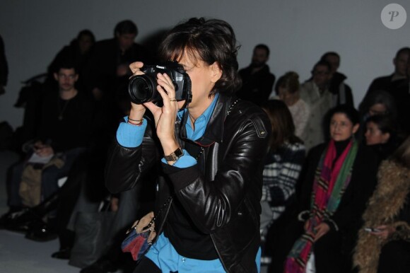 Inès de la Fressange joue la photographe au défilé Alexandre Vauthier à Paris le 24 janvier 2012