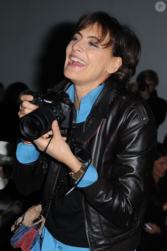 Inès de la Fressange joue la photographe au défilé Alexandre Vauthier à Paris le 24 janvier 2012