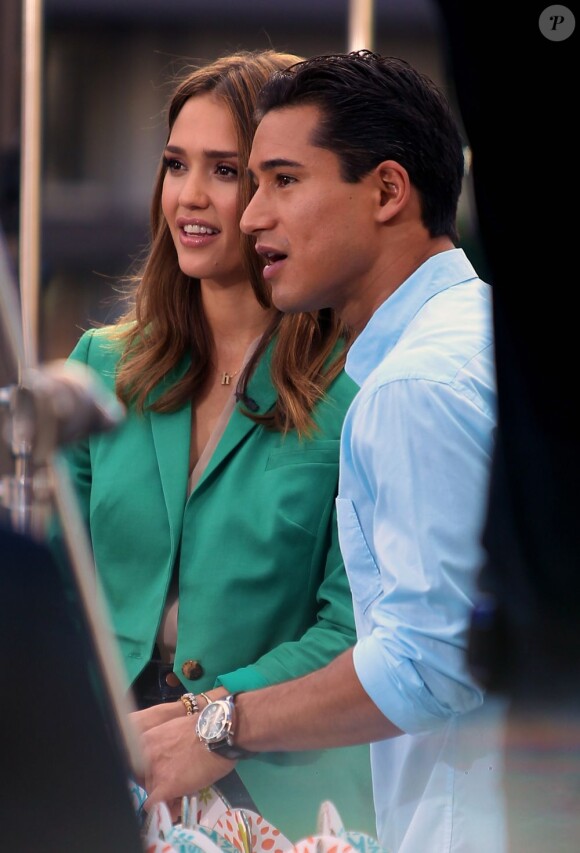Jessica Alba et Mario Lopez sur le plateau de Extra au centre commercial The Grove à Los Angeles le 25 janvier 2012