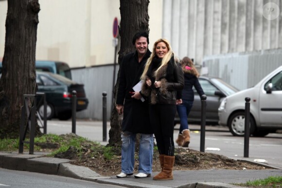 Loana et son ami Eryl Prayer lors de la sortie de cette dernière de l'hôpital Sainte-Anne à Paris en janvier 2012
