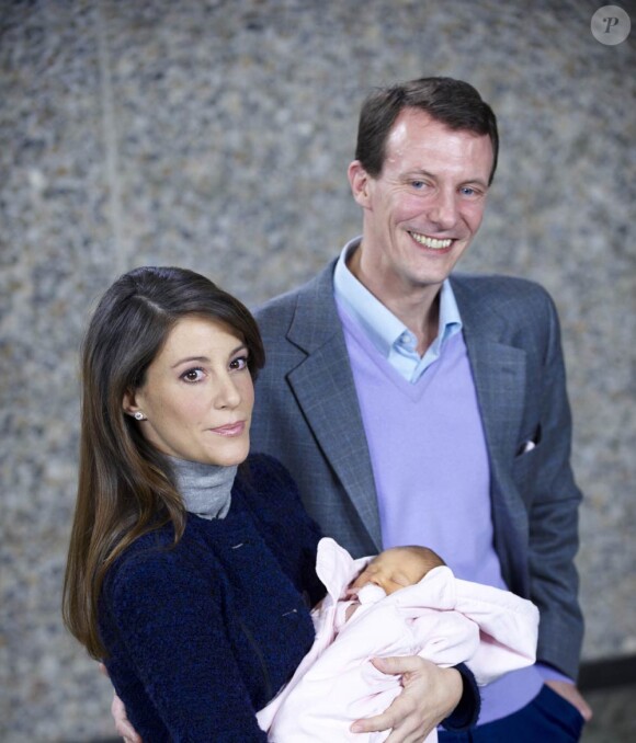 Née le 24 janvier 2012 à 8h27 au Rigshospitalet de Copenhague, la petite princesse de la princesse Marie et du prince Joachim de Danemark a quitté la maternité le 27 janvier à 11h08 pour rejoindre le domicile familial, non sans faire un passage obligé devant des médias en liesse.