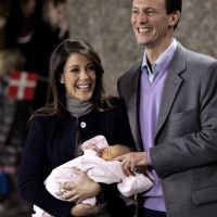 La princesse Marie et le prince Joachim présentent leur bébé, fiers et émus