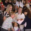 La princesse Marie n'a pas hésité à laisser le public voir de près sa petite.
Le bébé de la princesse Marie et du prince Joachim de Danemark a quitté la maternité le 27 janvier à 11h08 pour rejoindre le domicile familial, non sans faire un passage obligé devant des médias en liesse.