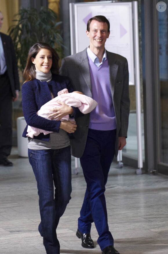 Née le 24 janvier 2012 à 8h27 au Rigshospitalet de Copenhague, la petite princesse de la princesse Marie et du prince Joachim de Danemark a quitté la maternité le 27 janvier à 11h08 pour rejoindre le domicile familial, non sans faire un passage obligé devant des médias en liesse.