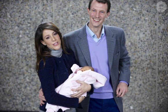 Le bébé de la princesse Marie et du prince Joachim de Danemark a quitté la maternité le 27 janvier à 11h08 pour rejoindre le domicile familial, non sans faire un passage obligé devant des médias en liesse.