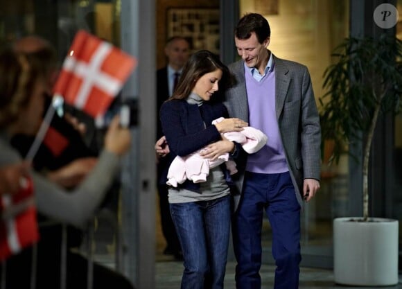 La princesse Marie et du prince Joachim de Danemark ont quitté la maternité avec leur bébé le 27 janvier à 11h08 pour rejoindre le domicile familial, non sans faire un passage obligé devant des médias en liesse.