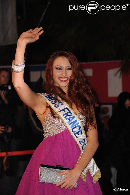 783806-delphine-wespiser-souriante-sur-le-637x0-3.jpg