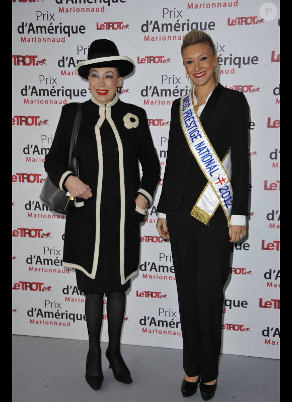 Geneviève de Fontenay et Miss Prestige National, Christelle Roca, lors du Prix d'Amérique Marionnaud 2012, à l'hippodrome de Vincennes, le 29 janvier 2012