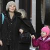 Maggie Gyllenhaal, enceinte, emmène sa fille Ramona à l'école, à New York, le 30 janvier 2012. Elles sont toutes les deux bien couvertes