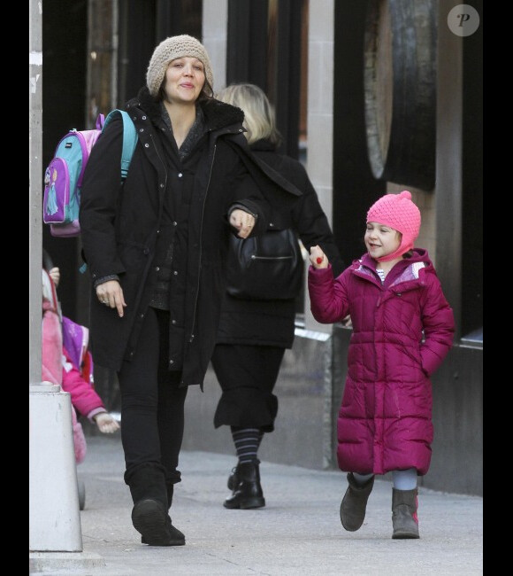 Maggie Gyllenhaal, enceinte, emmène sa fille Ramona à l'école, à New York, le 30 janvier 2012. Elles sont toutes les deux bien couvertes
