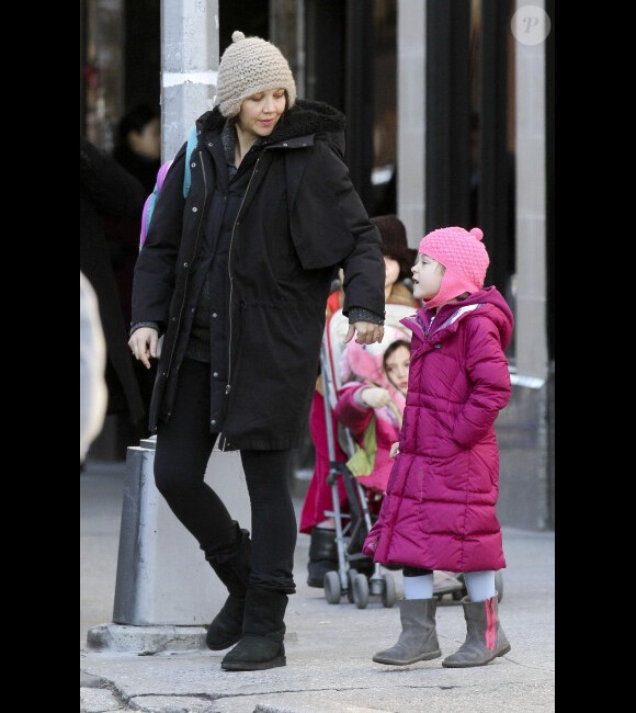 Maggie Gyllenhaal, enceinte, emmène sa fille Ramona tout en rose à l'école, à New York, le 30 janvier 2012