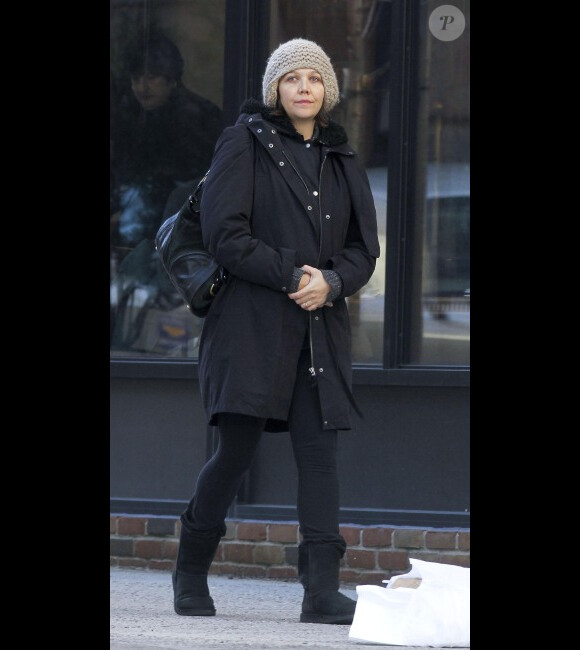Maggie Gyllenhaal, enceinte, emmène sa fille Ramona à l'école, à New York, le 30 janvier 2012