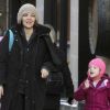 Maggie Gyllenhaal, enceinte, brave le froid et emmène sa fille Ramona à l'école, à New York, le 30 janvier 2012