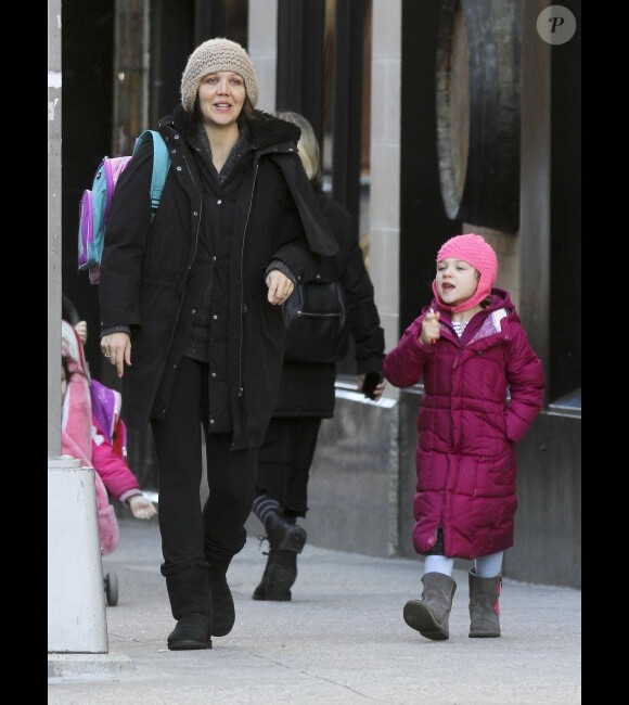 Maggie Gyllenhaal, enceinte, brave le froid et emmène sa fille Ramona à l'école, à New York, le 30 janvier 2012
