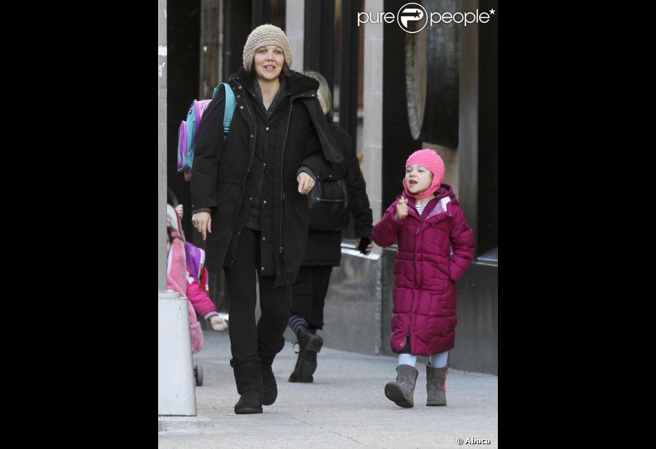 Maggie Gyllenhaal, enceinte, brave le froid et emmène sa fille Ramona à