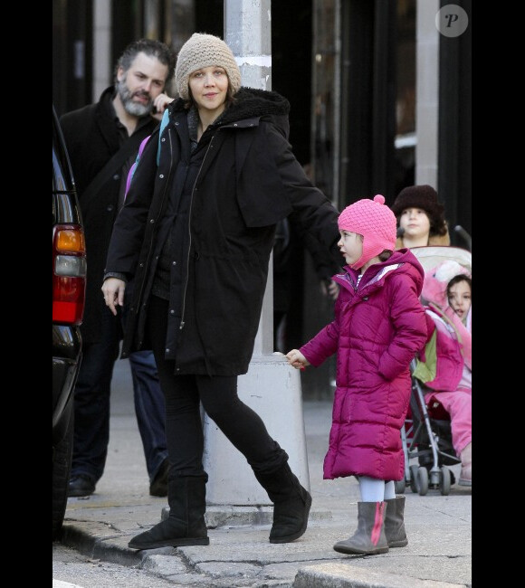 L'actrice Maggie Gyllenhaal, enceinte, emmène sa fille Ramona à l'école, à New York, le 30 janvier 2012