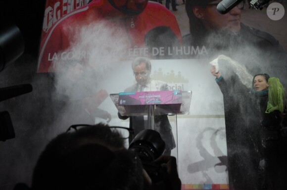 François Hollande enfariné par Claire Seguin le 1er févirer à la porte de Versailles