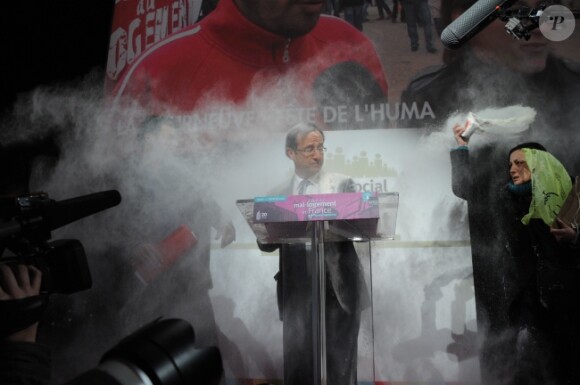 François Hollande enfariné par Claire Seguin le 1er févirer à la porte de Versailles