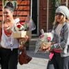 Vanessa Hudgens et Ashley Tisdale sortent d'un studio de danse, des fleurs dans les mains, à Los Angeles, le 2 février 2012